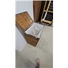 Image 6 : Wicker and Metal Frame Laundry Hamper with Hinged Lid and Decorative Corner Accents 25 x 20 x 13"