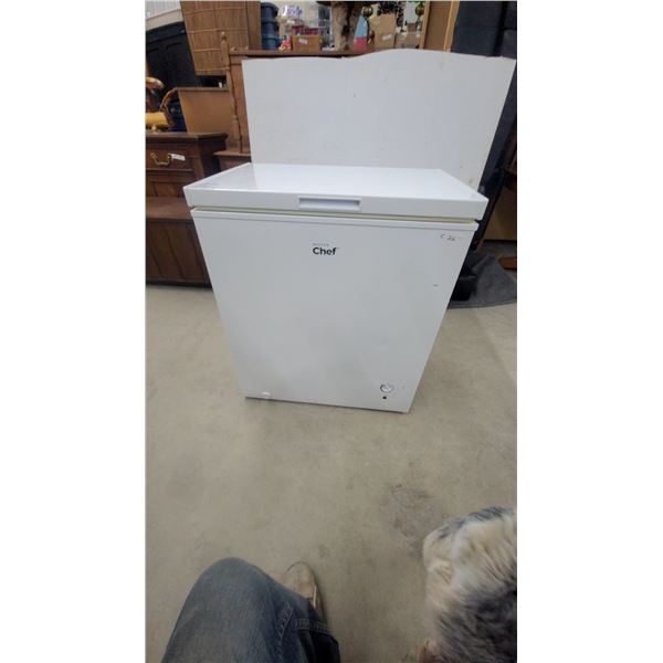 Master Chef White Chest Freezer, Approximately 5 Cu Ft Capacity, Top-Opening Lid with Handle 33.6 x