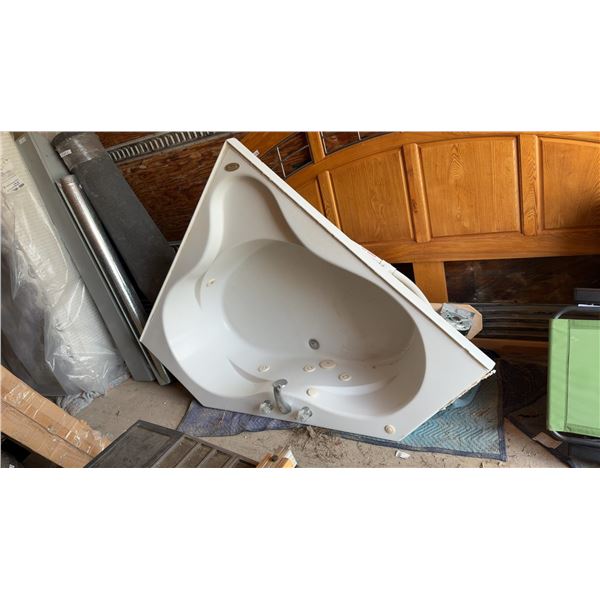 Jacuzzi Whirlpool Bathtub w/Faucet 59 x 84"