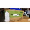 Image 2 : NEW CASE OF PREMIUM SINGLE FOLD WHITE PAPER TOWELS - 16 BUNDLES OF 250, 4000 TOTAL