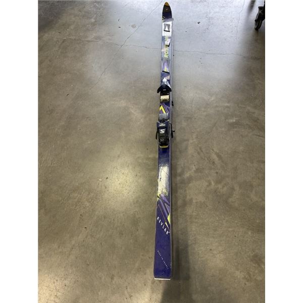 PAIR OF VINTAGE ROSSIGNOL SKIS W/ BINDINGS