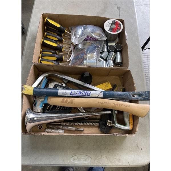 2 TRAYS OF ASSORTED HAND TOOLS, SCREWDRIVERS AND HARDWARE ETC
