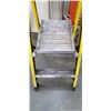Image 2 : FEATHERLIGHT FIBERGLASS STEP LADDER WITH PLATFORM