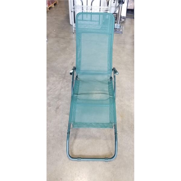 GREEN PATIO LOUNGE CHAIR