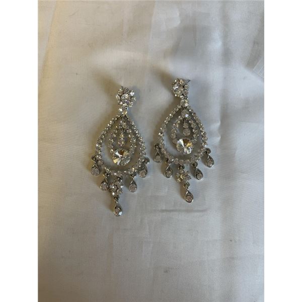 PAIR OF LARGE SPARKLING RHINESTONES DANGLE EARRINGS