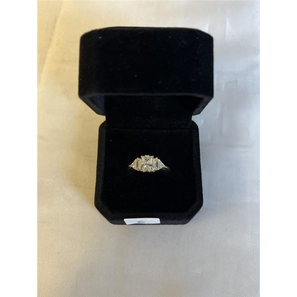 STERLING SILVER W/ SPARKLING STONES RING, MARKED 925 EXCELLENT CONDITION, RING SIZE 8