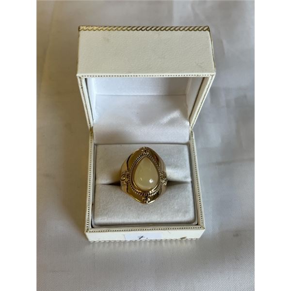 VINTAGE GOLD TONE W/ ROSE QUARTZ STONE RING UNMARKED, SIZE 8