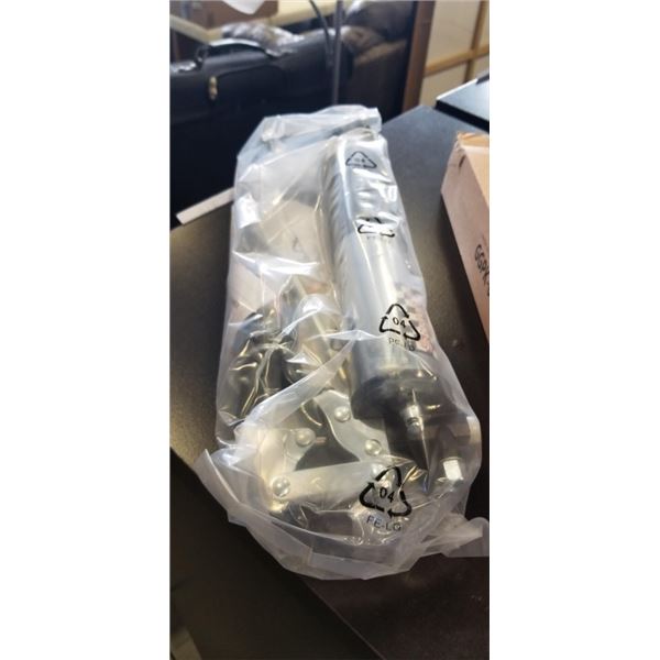 2 NEW PISTOL GRIP 18 INCH FLEXIBLE HOSE GREASE GUNS