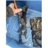 Image 10 : TOTE OF WOOD CARVINGS AND WALL HANGINGS