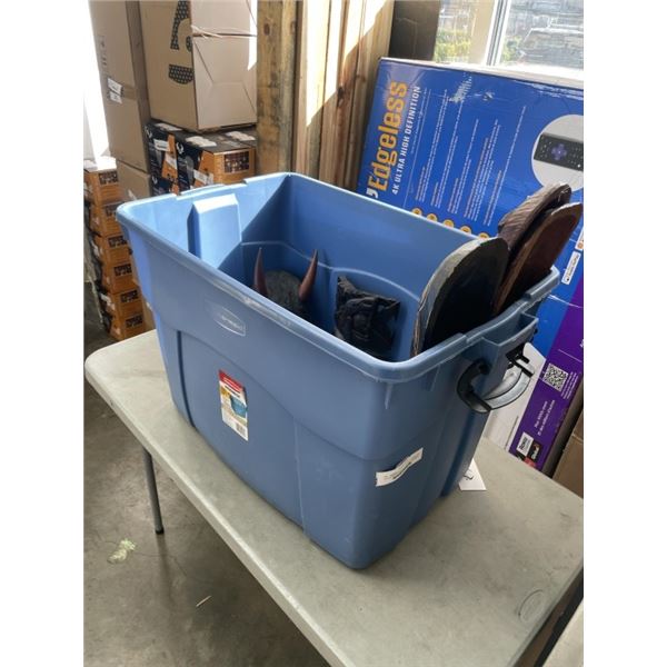 TOTE OF WOOD CARVINGS AND WALL HANGINGS