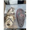 Image 5 : TOTE OF WOOD CARVINGS AND WALL HANGINGS