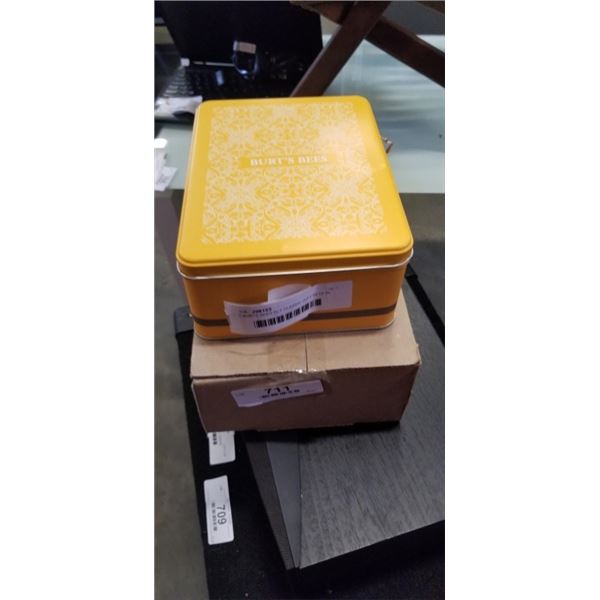 2 BURTS BEES 6CT CLASSIC GIFT SETS IN TIN