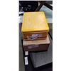 Image 1 : 2 BURTS BEES 6CT CLASSIC GIFT SETS IN TIN