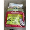 Image 4 : ALFALFA HAY AND BAG OF CHINCHILA FOOD