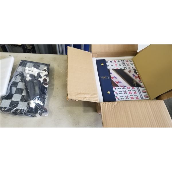 AS NEW YELLOW MOUNTAIN GAMES CASED CHINESE MAHJONG SET AND CHESS / CHECKERS BOARD GAMES