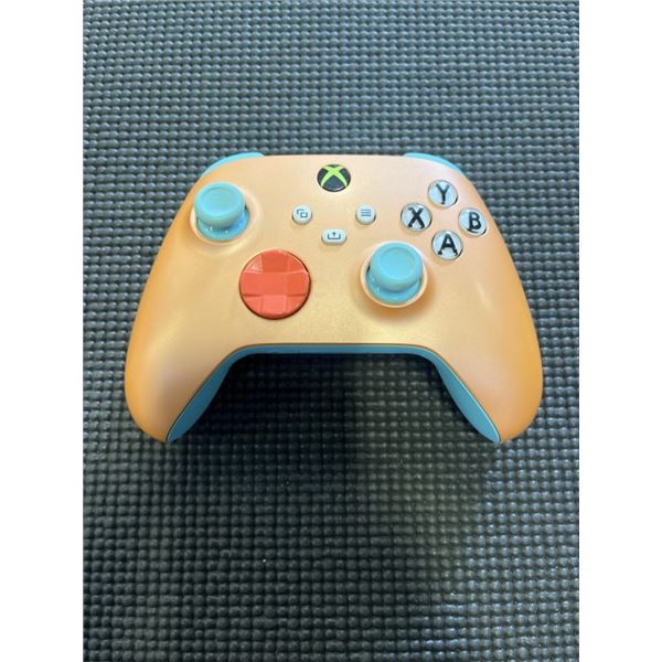XBOX WIRELESS CONTROLLER - TESTED WORKING, RETAIL $74