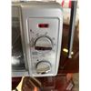 Image 3 : BLACK & DECKER 4-SLICE AIR FRY TOASTER OVEN - TESTED WORKING, RETAIL $179