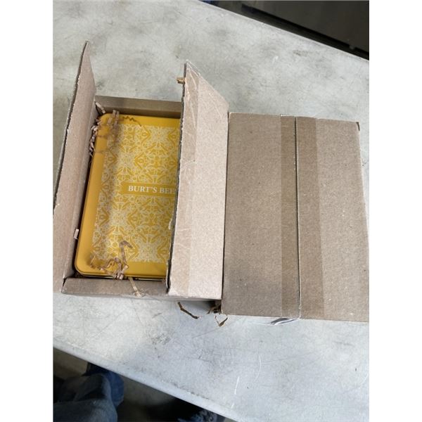 2 BURTS BEES 6CT CLASSIC GIFT SETS IN TIN