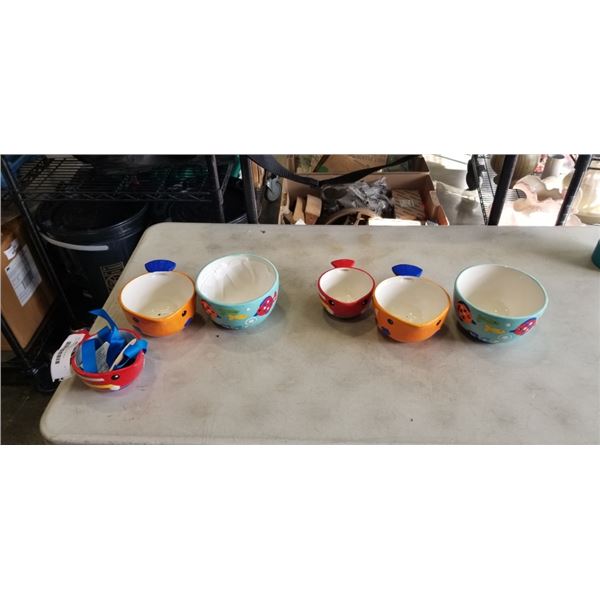 2 SETS OF NESTING FISH BOWLS