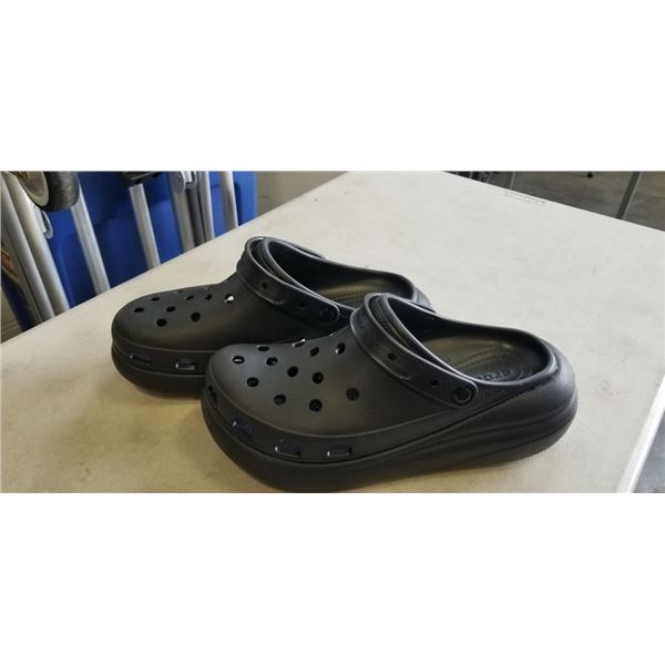 NEW CROCS CLASSIC MEGA CRUSH CLOG, SIZE MENS 11