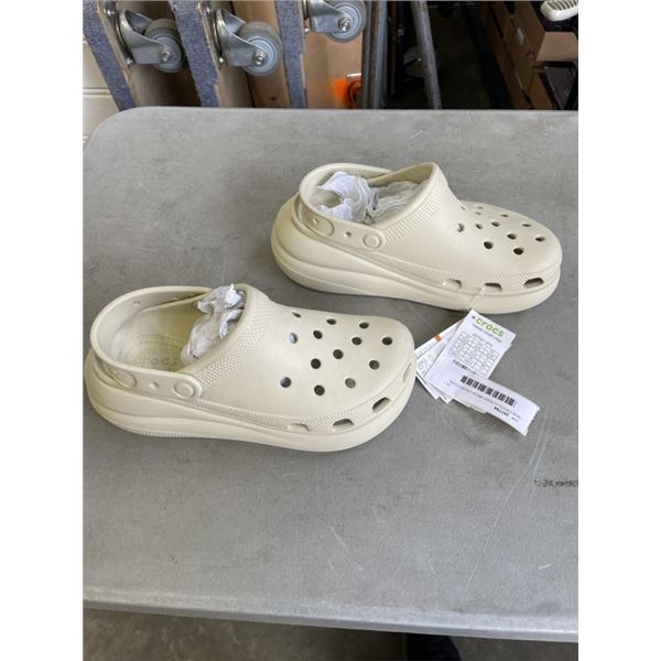NEW CROCS CLASSIC MEGA CRUSH CLOG, SIZE MENS 6 WOMENS 8