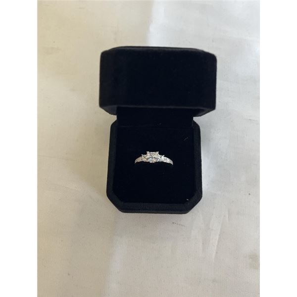 NEW S925 1.0CT PRINCESS CUT SIMULATED DIAMOND (CZ) TRINITY RING, SIZE 7 MOUNTED IN 925 STERLING SILV