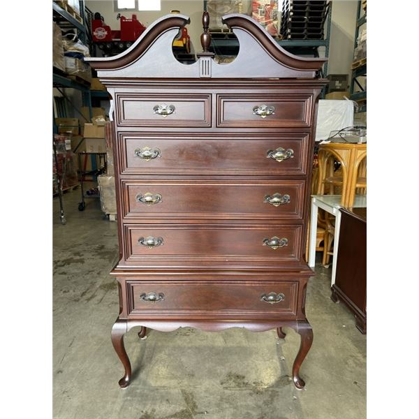 MAHOGANY QUEEN ANE DRESSER WITH GALLERY TOP