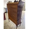 Image 5 : MAHOGANY QUEEN ANE DRESSER WITH GALLERY TOP