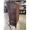 Image 6 : MAHOGANY QUEEN ANE DRESSER WITH GALLERY TOP