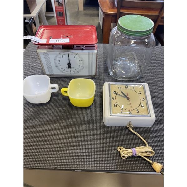 ANTIQUE COLLECTIBLE KITCHEN ITEMS INLCUDING GLASSBAKE USA MUGS, KITCHEN SCALE, CLOCK AND LARGE GLASS