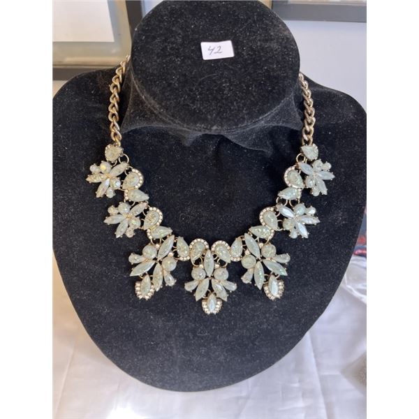 VINTAGE CONFETTI GLASS STONES AND RHINESTONES NECKLACE W/ STAND