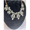 Image 2 : VINTAGE CONFETTI GLASS STONES AND RHINESTONES NECKLACE W/ STAND