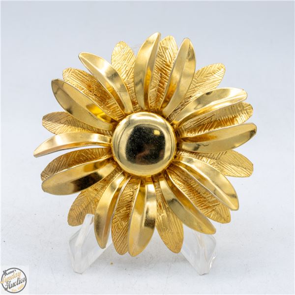 VINTAGE EXTRA LARGE GOLD TONE BROOCH