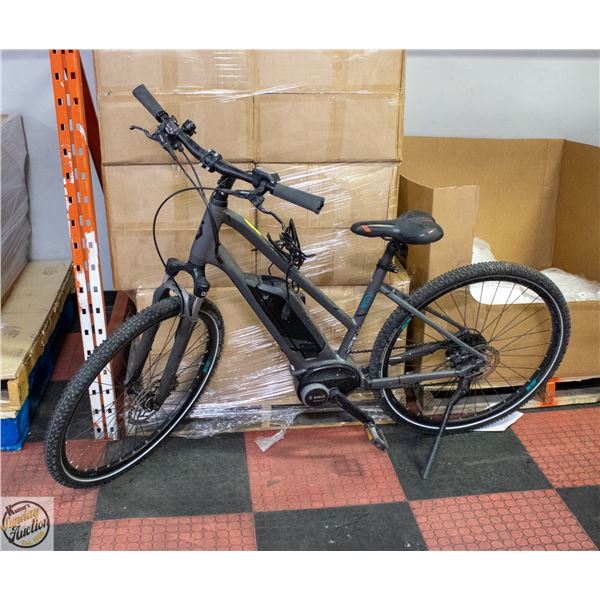 SCOTT E-BIKE MED FRAME WITH CHARGER NEEDS CLEAN