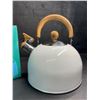 Image 2 : 2.5L Whistling Tea Kettle - White/Wood Design - New