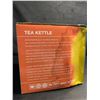 Image 3 : 2.5L Whistling Tea Kettle - White/Wood Design - New