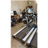 Image 1 : TRUE (400 SERIES) PREMIUM COMMERCIAL-GRADE TREADMILL