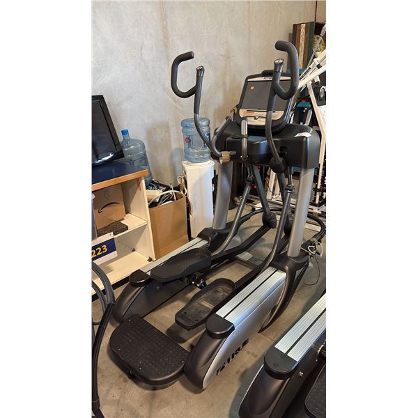 TRUE XS1000 COMMERCIAL-GRADE 3-IN-1 ELLIPTICAL TRAINER