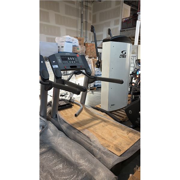 LIFE FITNESS 95TI TREADMILL PREMIUM COMMERCIAL-GRADE, FLEXDECK SHOCK ABSORPTION SYSTEM