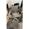 Image 1 : GREY MESH BACK CLIENT CHAIR