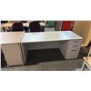 Image 1 : LIGHT GREY 6X2.5' SINGLE PEDESTAL DESK