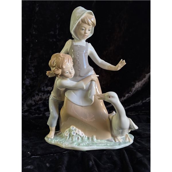 Lladro Avoiding the Goose SC1 Cat A