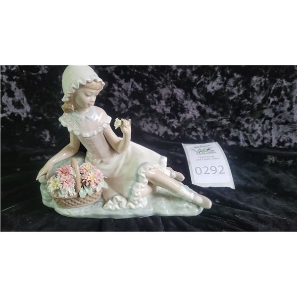 Lladro Admiration, note flower unattached. SC 1 Cat A