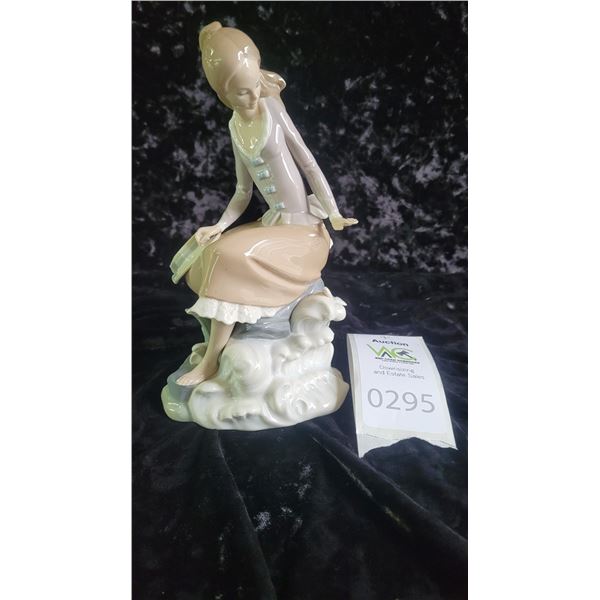 Lladro Girl at Seaside  SC 1 Cat A