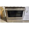 Image 4 : GE MONOGRAM STAINLESS STEEL GAS STOVE WITH ELECTRIC OVEN
