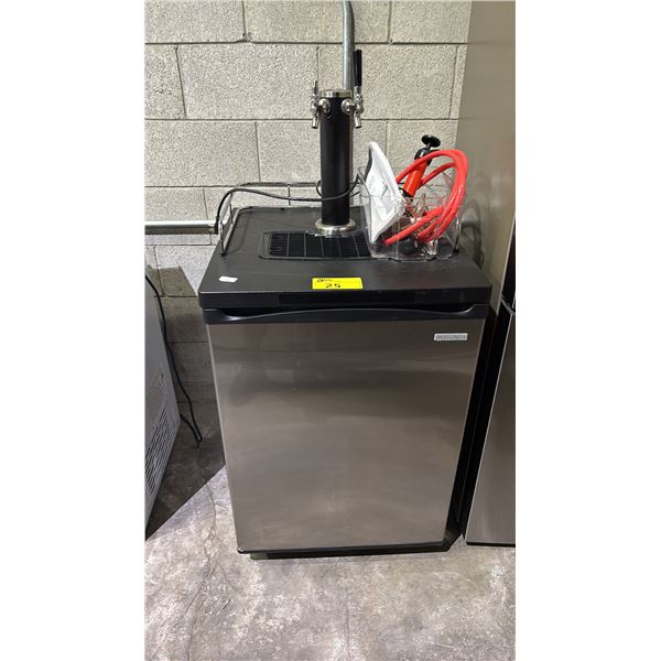 INSIGNIA PORTABLE 2-TAP KEGERATOR/BEVERAGE COOLER