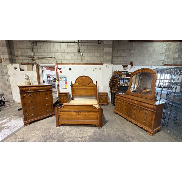 AMERICAN DREW WOOD BEDROOM SUITE: QUEEN SIZE BED FRAME, 2 SIDE TABLES, 5 DRAWER DRESSER AND