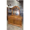 Image 2 : AMERICAN DREW WOOD BEDROOM SUITE: QUEEN SIZE BED FRAME, 2 SIDE TABLES, 5 DRAWER DRESSER AND