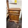 Image 5 : AMERICAN DREW WOOD BEDROOM SUITE: QUEEN SIZE BED FRAME, 2 SIDE TABLES, 5 DRAWER DRESSER AND