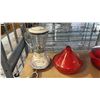 Image 2 : MANUAL COUNTER-TOP ORANGE JUICER, ENAMELED CAST IRON DUTCH OVEN, TAJIN & OSTER BLENDER